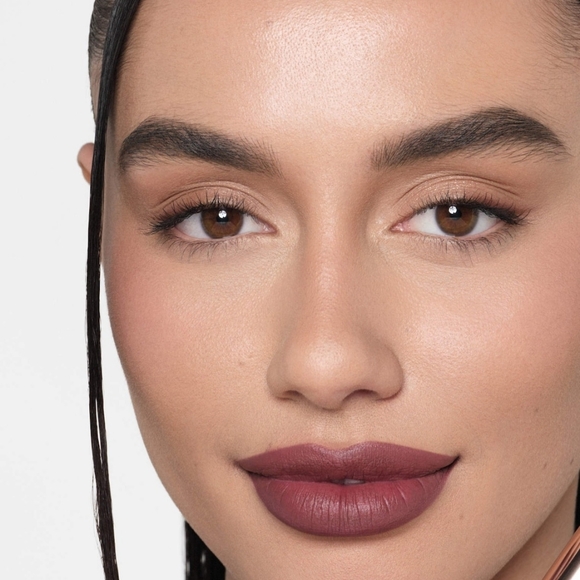 HUDA Beauty Liquid Lipstick First Class (Rich Berry Brown) - Picture 9 of 15